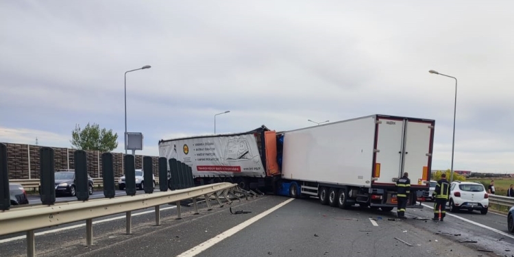 Accident pe autostrada A1! Șofer mort după ce două tiruri și o mașină s-au ciocnit FOTO