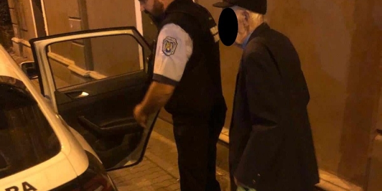 Bătrân de 96 ani, rătăcit în centrul Timișoarei, ajutat de polițiștii locali să ajungă acasă