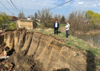 Se construiește o pasarelă pietonală peste râul Bega, în Sânmihaiu Român FOTO