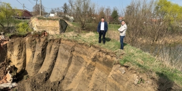 Se construiește o pasarelă pietonală peste râul Bega, în Sânmihaiu Român FOTO