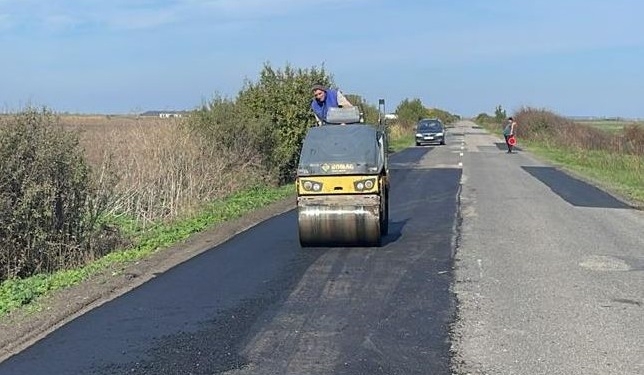 Reparații pe drumul spre viitorul punct de trecere a frontierei din Beba Veche