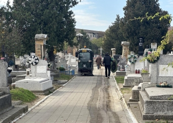 Curățenie în cimitirele din Timișoara, înainte de Ziua Pomenirii Morților