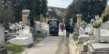 Curățenie în cimitirele din Timișoara, înainte de Ziua Pomenirii Morților