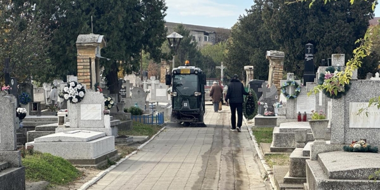 Curățenie în cimitirele din Timișoara, înainte de Ziua Pomenirii Morților