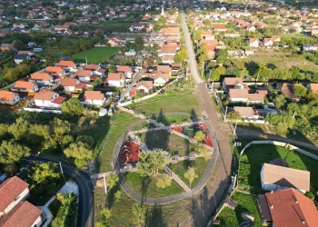 Parc modern, cu numeroase spații de joacă, în comuna Sânmihaiu Român FOTO