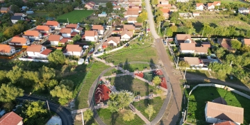 Parc modern, cu numeroase spații de joacă, în comuna Sânmihaiu Român FOTO