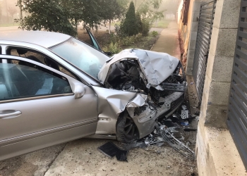 Un șofer drogat și fără permis a fugit după ce a intrat cu mașina într-un gard, în județul Timiș