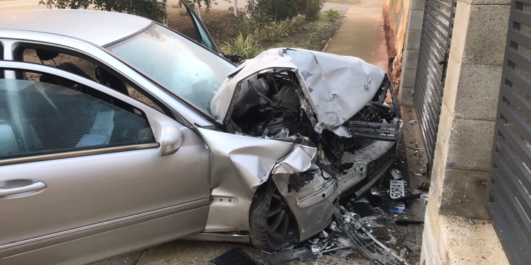 Un șofer drogat și fără permis a fugit după ce a intrat cu mașina într-un gard, în județul Timiș