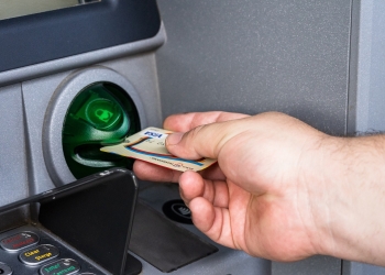 Lipici aplicat pe fanta de eliberare a banilor, la un bancomat din Timișoara. Polițiștii fac cercetări