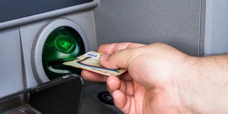 Lipici aplicat pe fanta de eliberare a banilor, la un bancomat din Timișoara. Polițiștii fac cercetări