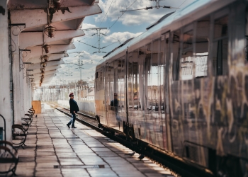 Mersul mai multor trenuri care circulă prin vestul țării, afectat de trecerea la ora de iarnă