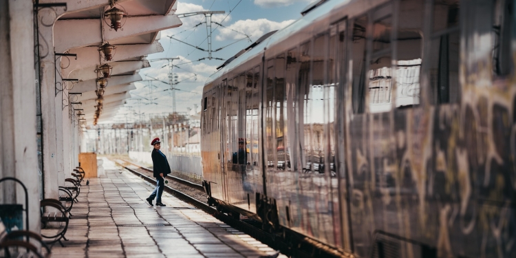 Mersul mai multor trenuri care circulă prin vestul țării, afectat de trecerea la ora de iarnă