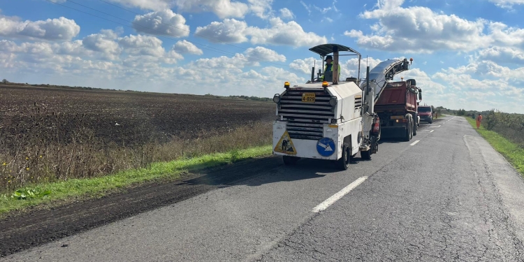 Drumul care duce spre noul punct de trecere a frontierei cu Ungaria care va fi înființat în Timiș, în reparații