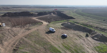 Muncitorii, mobilizați pe toată lungimea traseului viitorului drum de legătură cu autostrada A1 de la Sânandrei