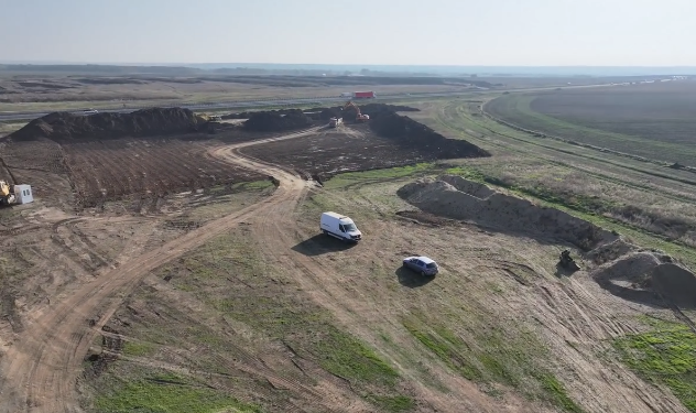 Muncitorii, mobilizați pe toată lungimea traseului viitorului drum de legătură cu autostrada A1 de la Sânandrei