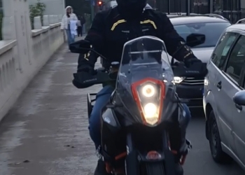 Polițist, la serviciu, pericol public în timpul liber!