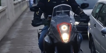 Polițist, la serviciu, pericol public în timpul liber!