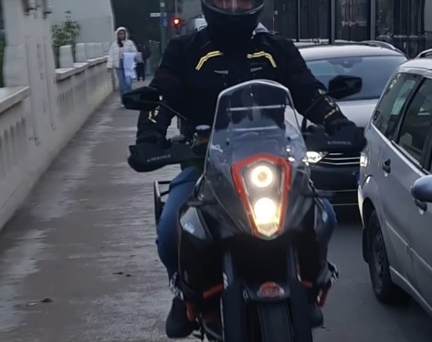 Polițist, la serviciu, pericol public în timpul liber!