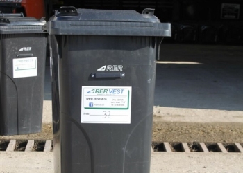 Se spală pubelele în care se colectează deșeurile reziduale din comuna Racovița