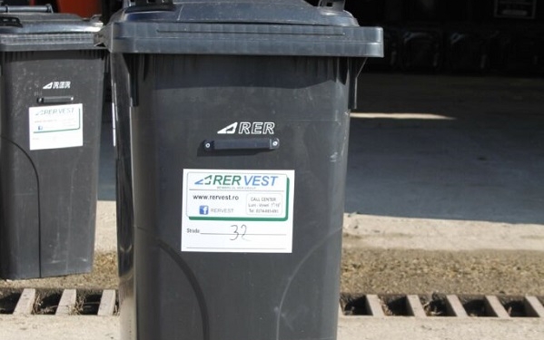 Se spală pubelele în care se colectează deșeurile reziduale din comuna Racovița