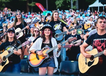 „Serenda chitariștilor”, la Timișoara. Sute de chitare vor răsuna pe malurile Begăi