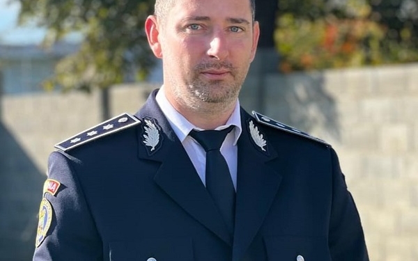 Șeful Poliției Buziaș a salvat un bătrân care s-a prăbușit brusc la pământ