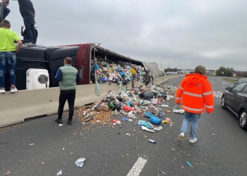 Tir plin cu gunoaie răsturnat pe DN 6, la Ghiroda