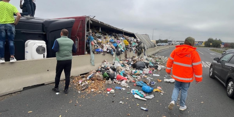Tir plin cu gunoaie răsturnat pe DN 6, la Ghiroda