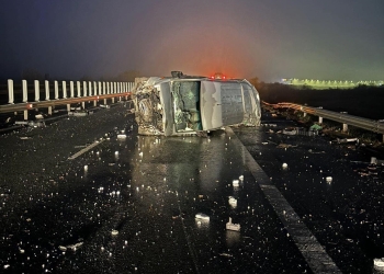 Accident pe autostrada A1! Doi răniți după ce un camion și o autoutilitară s-au ciocnit