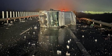 Accident pe autostrada A1! Doi răniți după ce un camion și o autoutilitară s-au ciocnit