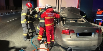 Șofer mort pe autostrada A1, sensul spre Timișoara, după ce a intrat cu mașina sub un TIR