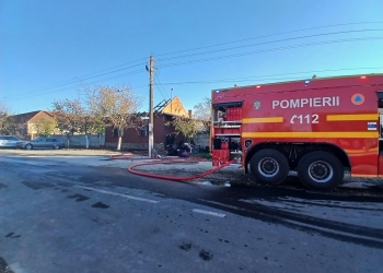 O casă a luat foc în Timiș! Pompierii au reușit să stingă flăcările înainte de a se extinde