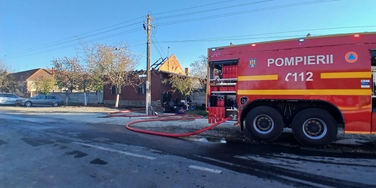 O casă a luat foc în Timiș! Pompierii au reușit să stingă flăcările înainte de a se extinde