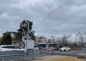 Pericol la trecerile de căi ferate. Barierele sunt ridicate de vânt, angajații CFR le țin cu mâinile