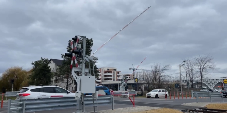 Pericol la trecerile de căi ferate. Barierele sunt ridicate de vânt, angajații CFR le țin cu mâinile