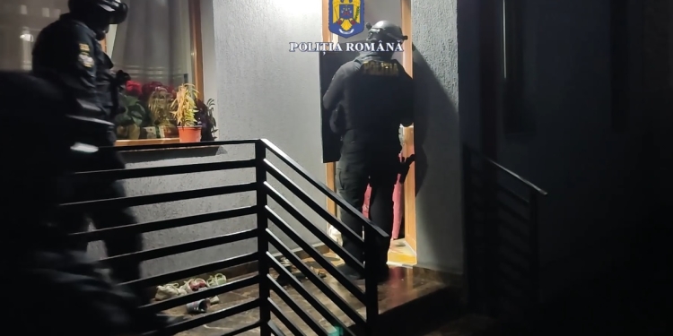 Treziți de polițiști cu noaptea-n cap! Percheziții în vestul țării la persoane suspectate de spălare de bani
