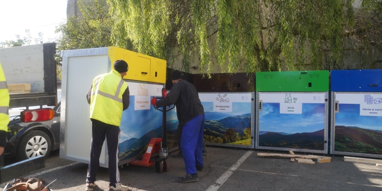 Primele insule ecologice digitalizate au fost montate în premieră la Timișoara