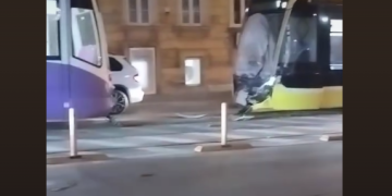 Impact violent între două tramvaie, în Piața Badea Cârțan din Timișoara