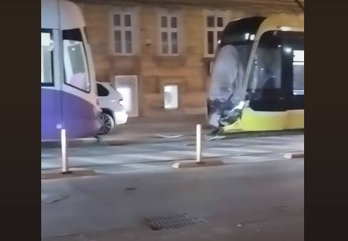 Impact violent între două tramvaie, în Piața Badea Cârțan din Timișoara