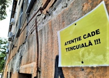 Atenție, puterea vântului ar putea să dărâme bucăți din clădiri. O femeie din Timișoara a ajuns la spital