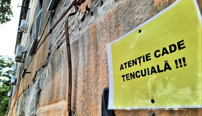 Atenție, puterea vântului ar putea să dărâme bucăți din clădiri. O femeie din Timișoara a ajuns la spital