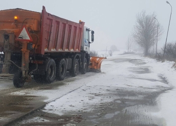 25 de utilaje au curățat drumurile din vestul țării de zăpadă, noaptea trecută