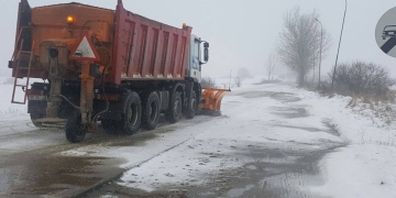 25 de utilaje au curățat drumurile din vestul țării de zăpadă, noaptea trecută