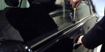 Hoți din mașini, prinși în flagrant de polițiștii din Timișoara! Unul era drogat