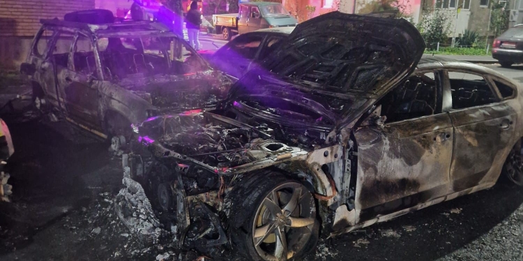 4 mașini s-au făcut scrum, în vestul țării! O mână criminală ar fi pus focul