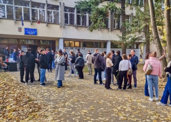 Moldovenii, la coadă pentru a vota la secția din Timișoara, la alegerile prezidențiale