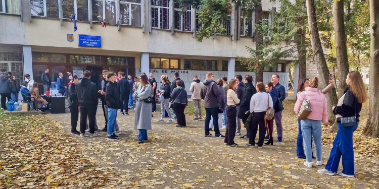 Moldovenii, la coadă pentru a vota la secția din Timișoara, la alegerile prezidențiale