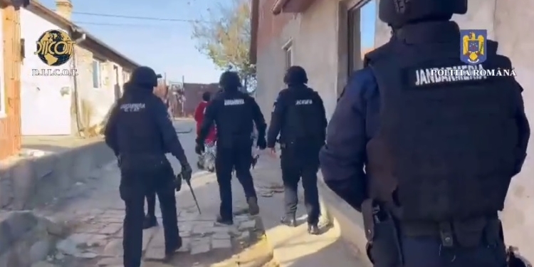 O întreagă familie din Timișoara cercetată pentru trafic de persoane