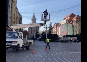 Spiritul Crăciunului în centrul Timișoarei! Se instalează perdeaua de lumini în Piața Operei