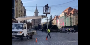Spiritul Crăciunului în centrul Timișoarei! Se instalează perdeaua de lumini în Piața Operei